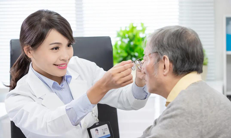 剛進(jìn)入40歲，你能接受戴老花鏡嗎？