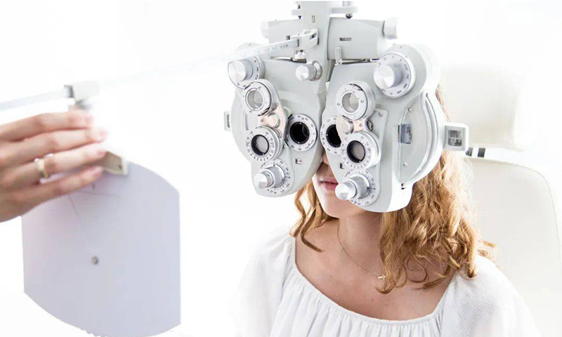 老花鏡配一副夠嗎？該怎么配才對？