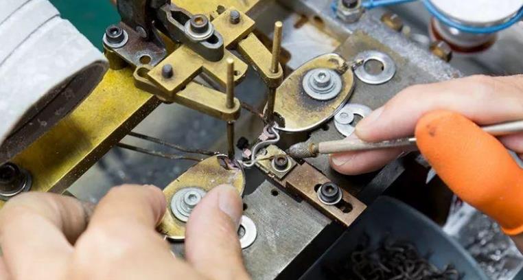 　漸進多焦鏡，三個光區(qū)完美結(jié)合，一鏡解決看遠看近