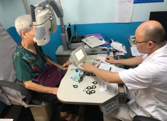 老年人視力較弱，戴老花鏡有哪些注意事項(xiàng)？