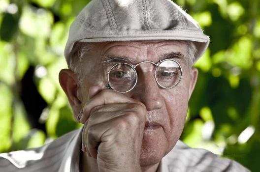 如何購買一副好的老花鏡？什么是漸進多焦鏡？