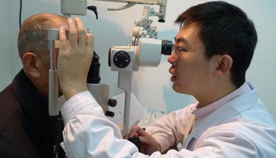 一副遠(yuǎn)近清晰的老花鏡，全天配戴都不用摘的漸進(jìn)多焦鏡