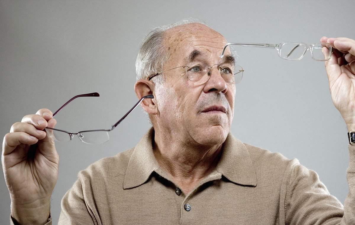 有多少夫妻還在共用老花鏡？美麗島：共用老花鏡影響視力健康！