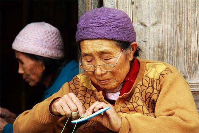 佩戴老花眼鏡，記住這四點(diǎn)，避免對(duì)眼睛造成傷害