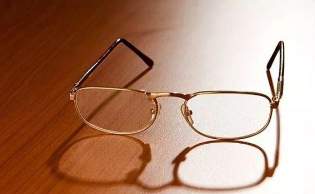 佩戴老花眼鏡，記住這四點(diǎn)，避免對(duì)眼睛造成傷害
